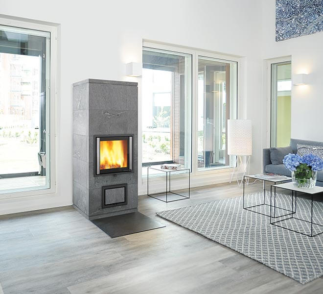 L’élégant NunnaUuni poêle de masse Gratia crée l’atmosphère chaleureuse d’un feu et fournit une chaleur propre dans votre maison.